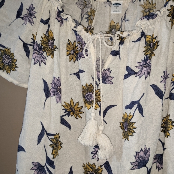 *$5 with bundleSuper cute Sunflower Old Navy Top - Picture 9 of 14